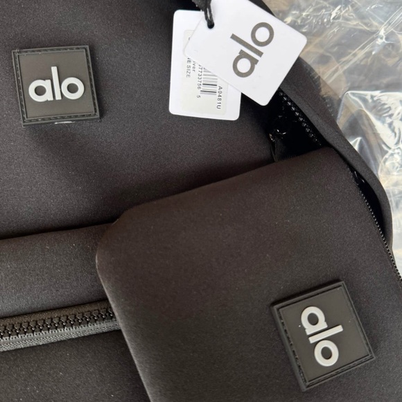 🎒BNWT ALO Yoga Stow Neoprene Backpack Col:black with pouch $328 - Picture 5 of 13